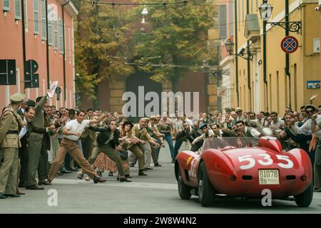 DATA DI RILASCIO: 25 dicembre 2023. TITOLO: Ferrari. STUDIO: STX Entertainment. DIRETTORE: Michael Mann. TRAMA: Ambientato nell'estate del 1957, con l'impero automobilistico di Enzo Ferrari in crisi, l'ex pilota diventato imprenditore spinge se stesso e i suoi piloti al limite mentre lanciano nella mille miglia, una pericolosa gara di 1.000 km attraverso l'Italia. PROTAGONISTA: Ferarri. (Immagine di credito: © STX Entertainment/Entertainment Pictures/ZUMAPRESS.com) SOLO PER USO EDITORIALE! Non per USO commerciale! Foto Stock