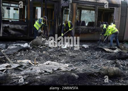 RECENSIONE PA DELL'ANNO 2023 foto del file datata 24/11/23 - i detriti sono stati eliminati da un Luas bruciato e un autobus su o'Connell Street a Dublino, in seguito a scene violente nel centro della città il giovedì sera. I disordini si verificarono dopo un attacco a Parnell Square East, dove cinque persone rimasero ferite, tra cui tre bambini piccoli. Data di emissione: Giovedì 21 dicembre 2023. Foto Stock