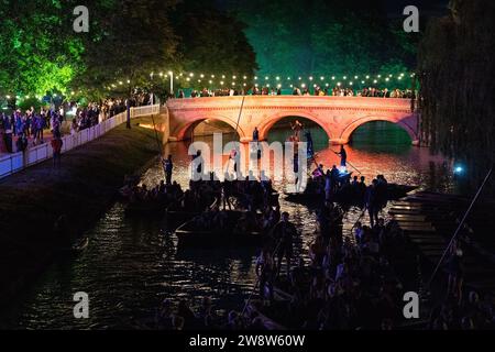 RECENSIONE PA DELL'ANNO 2023 foto del file datata 19/06/23 - le persone in punt si fanno strada lungo il fiume Cam dopo aver visto uno spettacolo di fuochi d'artificio durante il Trinity May Ball al Trinity College dell'Università di Cambridge. Una celebrazione della fine dell'anno accademico, il primo ballo ufficiale di maggio si tenne nei terreni del Trinity College nel 1866 con la tradizione che si diffuse rapidamente agli altri college. Data di emissione: Venerdì 22 dicembre 2023. Foto Stock