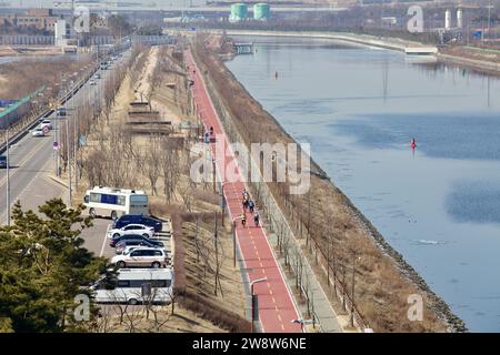 Incheon, Corea del Sud - 10 febbraio 2020: Affacciato sul canale navigabile Gyeongin Ara, questa vista mostra il primo canale costruito dalle persone della Corea, mescolando la storia Foto Stock