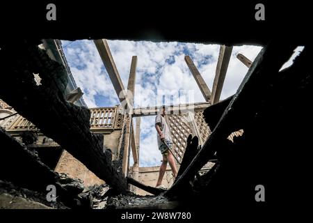 Pechino, Filippine. 20 dicembre 2023. Un residente è visto mentre torna nelle case carbonizzate dopo un incendio in una zona slum a Manila, nelle Filippine, il 20 dicembre 2023. Crediti: Rouelle Umali/Xinhua/Alamy Live News Foto Stock