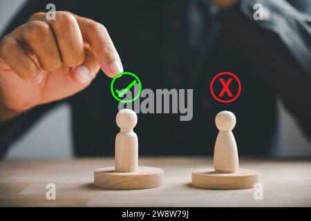 Cubo di legno con bambole a perno, sì o no scelte nel business. La mano dell'uomo ha due opzioni che sottolineano Foto Stock