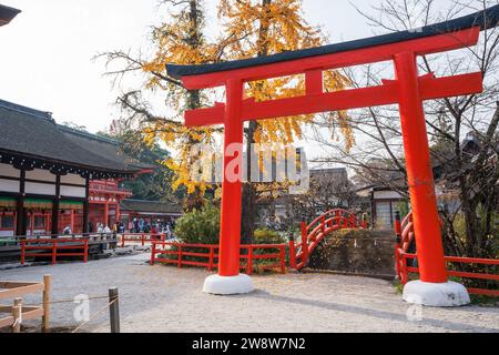 Kyoto, Giappone - 6 dicembre 2023 : Santuario Shimogamo. ( Santuario Kamo-mioya-jinja). Gli alberi d'acero diventano rossi in autunno. Foto Stock