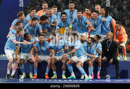 FOTO FOTOGRAFO PA DELL'ANNO 2023 - NICK POTTS. Foto datata 10/06/23 - il capitano del Manchester City Ilkay Gundogan detiene il trofeo Champions League mentre la sua squadra festeggia la vittoria della finale UEFA Champions League allo Stadio Olimpico Ataturk di Istanbul. Data di emissione: Venerdì 22 dicembre 2023. Foto Stock