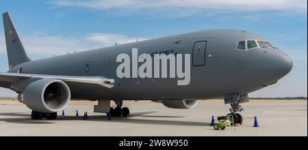 Boeing KC-46 Pegasus al Dubai Air Show 2023 a Dubai, Emirati Arabi Uniti Foto Stock