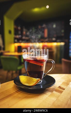 VIN brulé autunnale o gluhwein con spezie e fette d'arancia Foto Stock