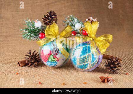 Lo squisito giocattolo a bolle natalizie realizzato a mano con perline, noto anche come globo di Natale o bulbo di Natale, fa parte dell'arredamento natalizio Foto Stock