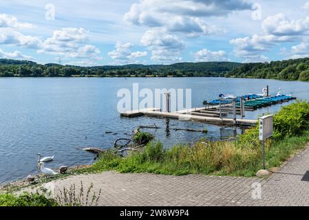 Bochum, Germania - 6 agosto 2022: Molo per imbarcazioni da diporto e pedalò sul lago Kemnader vicino a Bochum, Renania settentrionale-Vestfalia, Germania. Foto Stock