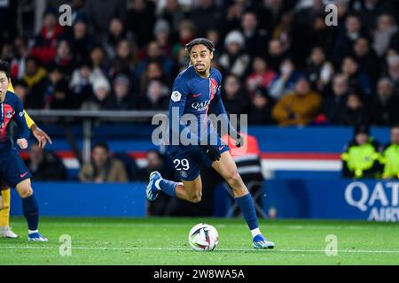 Parigi, Francia. 20 dicembre 2023. Bradley Barcola durante la partita di calcio di Ligue 1 tra il Paris Saint-Germain PSG e l'FC Metz al Parc des Princes di Parigi, in Francia, il 20 dicembre 2023. Foto di Victor Joly/ABACAPRESS.COM Credit: Abaca Press/Alamy Live News Foto Stock