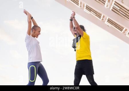 uomo e allenatore celebrano un allenamento di successo Foto Stock