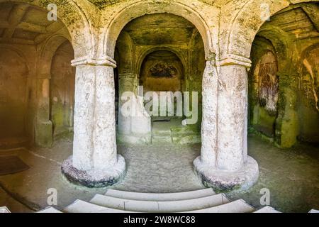 La chiesa medievale Chiesa rupestre di San Gregorio, situata in una grotta fuori dal piccolo paese. Foto Stock