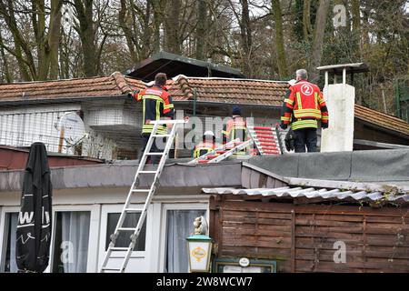 In einem versteckt liegenden Haus im Ehrantal im Deutsch-Französischen-Garten in Saarbrücken haben Feuerwehr und Polizei am Mittwoch 20.12.2023 einen kuriosen Einsatz. Weil ein Mann auf Klingeln nicht reagiert, werden die Einsatzkräfte informiert. Die können aber nicht ins Haus, weil acht Hunde laut bellend ihr Herrchen bewachen. Die Polizei bittet die Feuerwehr und den Rettungsdienst dazu, Die Polizei-Diensthundestaffel und die Tierrettung der Berufsfeuerwehr kommen zum Einsatzort, wo man über das Dach an die Wohnung des Mannes herankommt. Erst im Verlaufe des Einsatzes reagiert dieser und ko Foto Stock