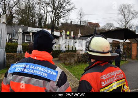 In einem versteckt liegenden Haus im Ehrantal im Deutsch-Französischen-Garten in Saarbrücken haben Feuerwehr und Polizei am Mittwoch 20.12.2023 einen kuriosen Einsatz. Weil ein Mann auf Klingeln nicht reagiert, werden die Einsatzkräfte informiert. Die können aber nicht ins Haus, weil acht Hunde laut bellend ihr Herrchen bewachen. Die Polizei bittet die Feuerwehr und den Rettungsdienst dazu, Die Polizei-Diensthundestaffel und die Tierrettung der Berufsfeuerwehr kommen zum Einsatzort, wo man über das Dach an die Wohnung des Mannes herankommt. Erst im Verlaufe des Einsatzes reagiert dieser und ko Foto Stock