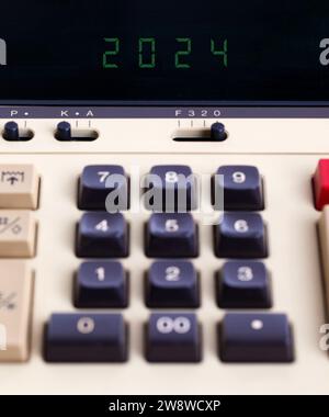Vecchia calcolatrice che mostra un testo in mostra - 2024, anno nuovo Foto Stock