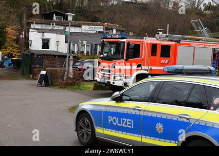 In einem versteckt liegenden Haus im Ehrantal im Deutsch-Französischen-Garten in Saarbrücken haben Feuerwehr und Polizei am Mittwoch 20.12.2023 einen kuriosen Einsatz. Weil ein Mann auf Klingeln nicht reagiert, werden die Einsatzkräfte informiert. Die können aber nicht ins Haus, weil acht Hunde laut bellend ihr Herrchen bewachen. Die Polizei bittet die Feuerwehr und den Rettungsdienst dazu, Die Polizei-Diensthundestaffel und die Tierrettung der Berufsfeuerwehr kommen zum Einsatzort, wo man über das Dach an die Wohnung des Mannes herankommt. Erst im Verlaufe des Einsatzes reagiert dieser und ko Foto Stock