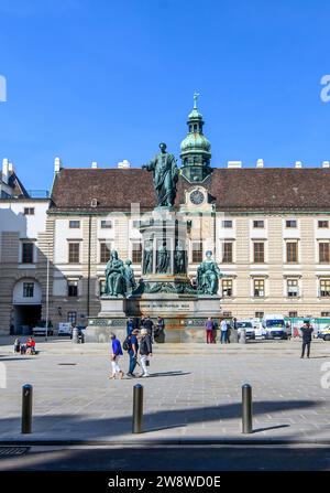 Vienna, Austria. Monumento all'imperatore Francesco i d'Austria nel Burghof Innerer nel palazzo imperiale Hofburg a Vienna Foto Stock