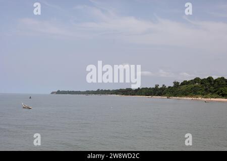 Vedute generali della vita da spiaggia a lungi-Town, Freetown, Sierra Leone, Africa. Foto Stock