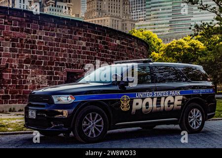 New York, USA; 1° giugno 2023: Splendida fotografia di una pattuglia ufficiale della polizia di New York, con lo skyline della grande Mela e Manhattan sullo sfondo. Foto Stock