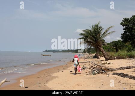 Vedute generali della vita da spiaggia a lungi-Town, Freetown, Sierra Leone, Africa. Foto Stock