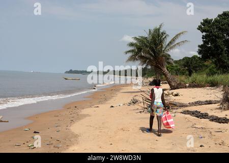 Vedute generali della vita da spiaggia a lungi-Town, Freetown, Sierra Leone, Africa. Foto Stock