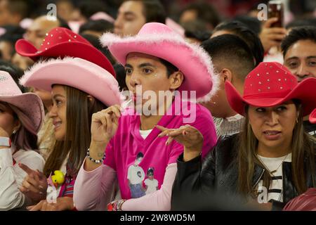 22 dicembre 2023, città del Messico, Ciudad de Mexico, Messico: 21 dicembre, 2023, città del Messico, Messico: i fan dei RBD si divertono al concerto durante il â˜Soy Rebelde Tourâ€™ alla fine del tour per celebrare la riunione della band quindici anni dopo all'Aztec Stadium. Il 21 dicembre 2023 a città del Messico, Messico. (Immagine di credito: © Iliana Suarez/eyepix via ZUMA Press Wire) SOLO USO EDITORIALE! Non per USO commerciale! Foto Stock