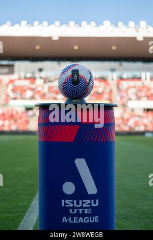 Adelaide, Australia. 22 dicembre 2023. Adelaide, Australia, 22 dicembre 2023: Uno sguardo al match ball durante la partita di Isuzu UTE A-League Men tra Adelaide United e Newcastle Jets al Coopers Stadium di Adelaide, Australia. (NOE Llamas/SPP) credito: SPP Sport Press Photo. /Alamy Live News Foto Stock