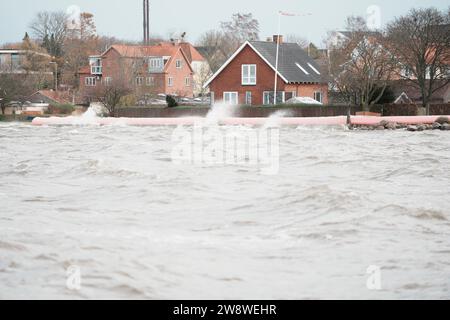 High Water in fondo al fiordo di Roskilde a Roskilde, Danimarca, venerdì 22 dicembre 2023. L'alta marea e le inondazioni sono causate dalla tempesta Pia che ha colpito la Danimarca giovedì e la notte del venerdì Vikingeskibsmuseet i Roskilde, fredag den 22. Dicembre 2023.Hoejvande og oversvoemmelser i Roskilde Fjord efter Stormen Pia. Foto Stock