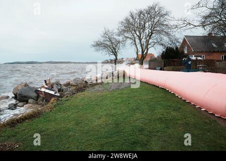 High Water in fondo al fiordo di Roskilde a Roskilde, Danimarca, venerdì 22 dicembre 2023. L'alta marea e le inondazioni sono causate dalla tempesta Pia che ha colpito la Danimarca giovedì e la notte del venerdì Vikingeskibsmuseet i Roskilde, fredag den 22. Dicembre 2023.Hoejvande og oversvoemmelser i Roskilde Fjord efter Stormen Pia. Foto Stock