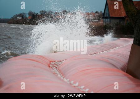 High Water in fondo al fiordo di Roskilde a Roskilde, Danimarca, venerdì 22 dicembre 2023. L'alta marea e le inondazioni sono causate dalla tempesta Pia che ha colpito la Danimarca giovedì e la notte del venerdì Vikingeskibsmuseet i Roskilde, fredag den 22. Dicembre 2023.Hoejvande og oversvoemmelser i Roskilde Fjord efter Stormen Pia. Foto Stock