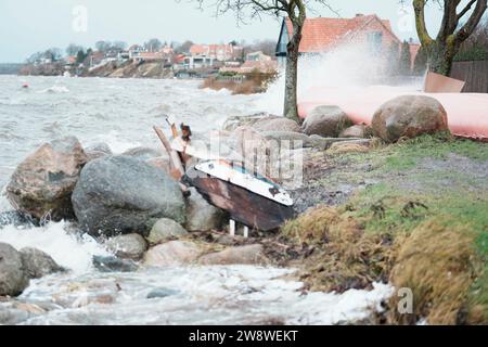 High Water in fondo al fiordo di Roskilde a Roskilde, Danimarca, venerdì 22 dicembre 2023. L'alta marea e le inondazioni sono causate dalla tempesta Pia che ha colpito la Danimarca giovedì e la notte del venerdì Vikingeskibsmuseet i Roskilde, fredag den 22. Dicembre 2023.Hoejvande og oversvoemmelser i Roskilde Fjord efter Stormen Pia. Foto Stock