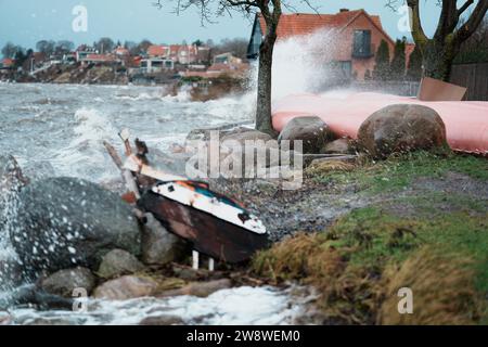 High Water in fondo al fiordo di Roskilde a Roskilde, Danimarca, venerdì 22 dicembre 2023. L'alta marea e le inondazioni sono causate dalla tempesta Pia che ha colpito la Danimarca giovedì e la notte del venerdì Vikingeskibsmuseet i Roskilde, fredag den 22. Dicembre 2023.Hoejvande og oversvoemmelser i Roskilde Fjord efter Stormen Pia. Foto Stock