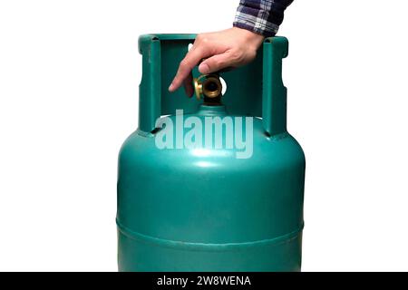 La mano maschio chiude la valvola del serbatoio del gas gpl per motivi di sicurezza. I file possono usare parti di ritaglio. Foto Stock