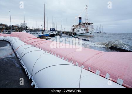 High Water in fondo al fiordo di Roskilde a Roskilde, Danimarca, venerdì 22 dicembre 2023. L'alta marea e le inondazioni sono causate dalla tempesta Pia che ha colpito la Danimarca giovedì e la notte del venerdì Vikingeskibsmuseet i Roskilde, fredag den 22. Dicembre 2023.Hoejvande og oversvoemmelser i Roskilde Fjord efter Stormen Pia. Foto Stock