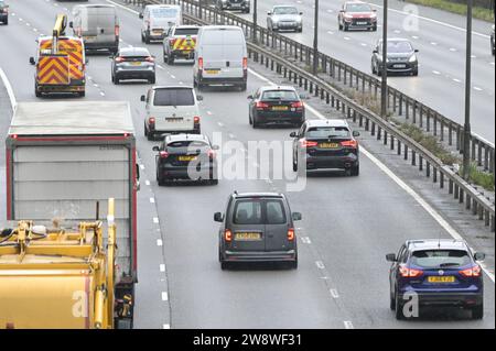 Autostrada M5, Sandwell, 22 dicembre 2023. Il traffico per le vacanze natalizie inizia a formarsi venerdì sulla M5 vicino a Birmingham, vicino allo svincolo 8 dell'autostrada M6 che conduce a nord e sud. Si prevede che migliaia di autisti faranno il giro di Natale per stare con la famiglia questa sera. Credito: Stop Press Media/Alamy Live News Foto Stock