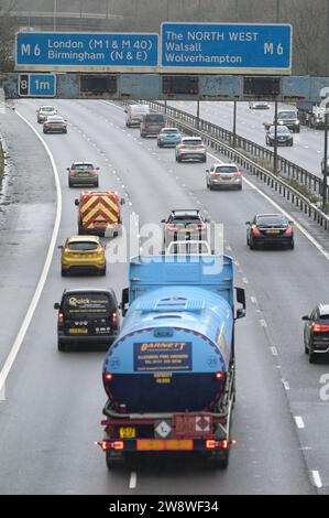 Autostrada M5, Sandwell, 22 dicembre 2023. Il traffico per le vacanze natalizie inizia a formarsi venerdì sulla M5 vicino a Birmingham, vicino allo svincolo 8 dell'autostrada M6 che conduce a nord e sud. Si prevede che migliaia di autisti faranno il giro di Natale per stare con la famiglia questa sera. Credito: Stop Press Media/Alamy Live News Foto Stock