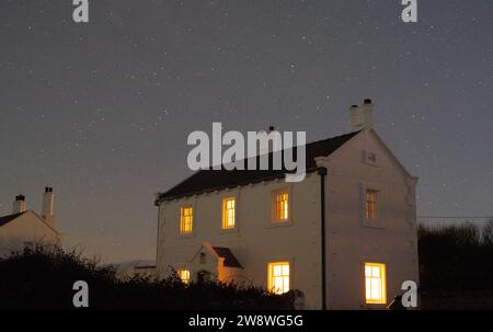 Trinity House Lighthouse Keeper's House, Black Point, Penmon, Isola di Anglesey. Costruito nel 1839 e classificato di grado 2. Nella foto, nel dicembre 2023. Foto Stock