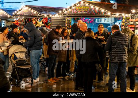 People Eating Street Food al Southbank Centre Winter Market, Londra, Regno Unito Foto Stock