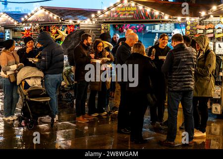 People Eating Street Food al Southbank Centre Winter Market, Londra, Regno Unito Foto Stock