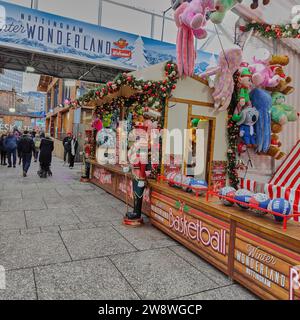 Nottingham, Regno Unito, 15 dicembre 2023: Bancarelle e persone sul mercato di Nottingham. Foto Stock