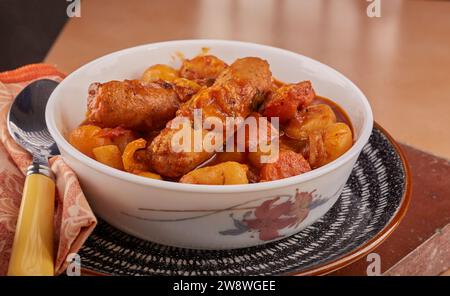 Casseruola di salsiccia piccante in un recipiente bianco. Foto Stock