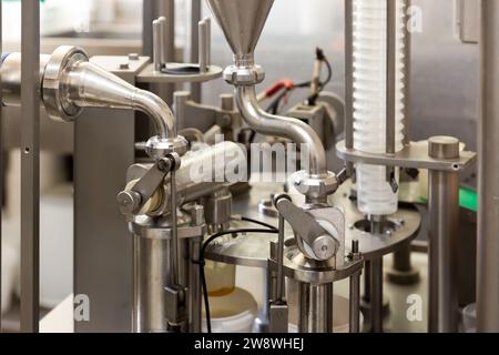 Attrezzature di mungitura meccanizzate che lavorano in fattoria di mucca Foto Stock