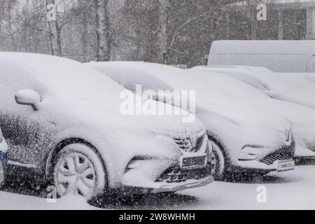 231222SchneeZoltan News ID: EN 2023-12-22-2 Sturm Zoltan: Starkschneefälle sorgen für Verkehrsbehinderungen 10 Zentimeter Neuschnee und querstehende LKW Stollberg. Sturmtief Zoltan sorgt weiterhin für Probleme im Erzgebirge. DAS Sturmtief ist abgezogen und auf dessen Rückseite floss vergangene Nacht deutlich kältere Luft nach Deutschland. Dies hatte zur Folge, Dass die Schneefallgrenze deutlich absank. Der Regen verwandelte sich in Schnee und sorgt seit dem Morgen für zahlreiche verschneite und glatte Straßen. Auf der B180 zwischen Stollberg und dem Abzweig nach Hoheneck ging am Morgen stelle Foto Stock