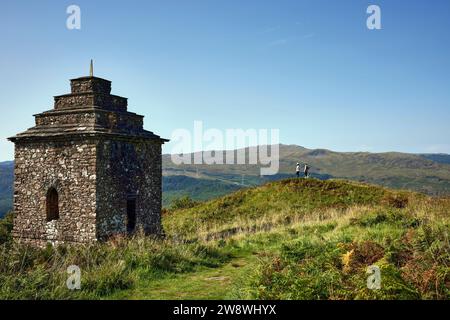 Guardando a sud, una giovane coppia ammira la vista sul Loch Fyne dopo la salita alla torre di guardia di Dun Na Cuaiche a Inveraray. Argyll e Bute. Scozia. Foto Stock