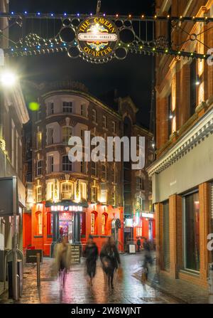 Button Street, Liverpool, parte del Cavern Quarter a tema dei Beatles. Nella foto nel dicembre 2023. L'edificio davanti era Probe Records. Foto Stock