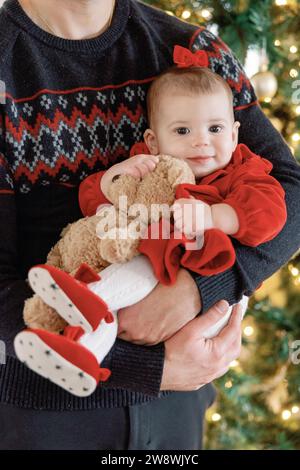 La bambina si diverte a natale con il papà Foto Stock