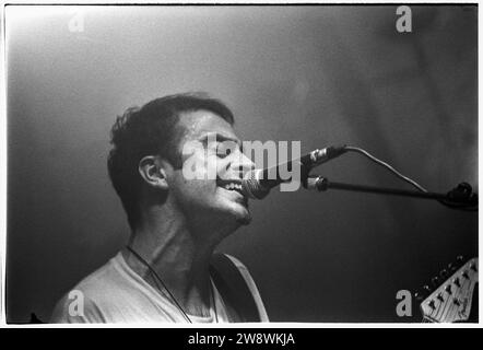 ROB DICKINSON, CATHERINE WHEEL, 1993: Rob Dickinson di Catherine Wheel che suona dal vivo al Bristol Fleece and Firkin il 22 luglio 1993. La band era in tour con il loro secondo album "Chrome". Foto: Rob Watkins. INFORMAZIONI SULLA BAND: Catherine Wheel, un gruppo alternative rock inglese formatosi nel 1990, ha creato musica d'atmosfera e influenzata dallo shoegaze. Il loro suono dinamico, epitomizzato in album come 'Ferment' e 'Chrome', gli ha assicurato un posto nella scena alternativa degli anni '90, mescolando testi introspettivi con strumenti potenti e strutturati. Foto Stock