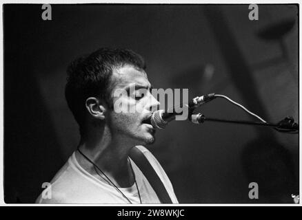 ROB DICKINSON, CATHERINE WHEEL, 1993: Rob Dickinson di Catherine Wheel che suona dal vivo al Bristol Fleece and Firkin il 22 luglio 1993. La band era in tour con il loro secondo album "Chrome". Foto: Rob Watkins. INFORMAZIONI SULLA BAND: Catherine Wheel, un gruppo alternative rock inglese formatosi nel 1990, ha creato musica d'atmosfera e influenzata dallo shoegaze. Il loro suono dinamico, epitomizzato in album come 'Ferment' e 'Chrome', gli ha assicurato un posto nella scena alternativa degli anni '90, mescolando testi introspettivi con strumenti potenti e strutturati. Foto Stock