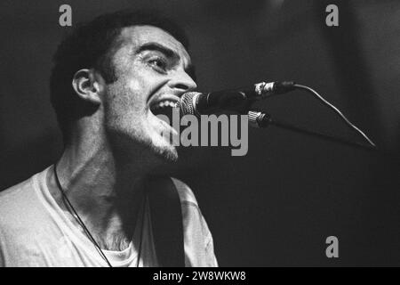 ROB DICKINSON, CATHERINE WHEEL, 1993: Rob Dickinson di Catherine Wheel che suona dal vivo al Bristol Fleece and Firkin il 22 luglio 1993. La band era in tour con il loro secondo album "Chrome". Foto: Rob Watkins. INFORMAZIONI SULLA BAND: Catherine Wheel, un gruppo alternative rock inglese formatosi nel 1990, ha creato musica d'atmosfera e influenzata dallo shoegaze. Il loro suono dinamico, epitomizzato in album come 'Ferment' e 'Chrome', gli ha assicurato un posto nella scena alternativa degli anni '90, mescolando testi introspettivi con strumenti potenti e strutturati. Foto Stock