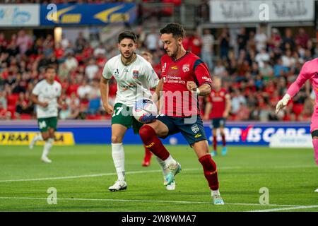 Adelaide, Australia. 22 dicembre 2023. Adelaide, Australia, 22 dicembre 2023: Zach Clough (10 Adelaide United) controlla la palla durante la partita di Isuzu UTE A-League Men tra Adelaide United e Newcastle Jets al Coopers Stadium di Adelaide, Australia. (NOE Llamas/SPP) credito: SPP Sport Press Photo. /Alamy Live News Foto Stock