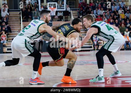 Monaco, Monaco. 20 dicembre 2023. COME giocatore di Monaco n. 55, Mike James (C), giocatori Panathinaikos n. 2 Luca Vildoza (L) e n. 41 Juancho Hernangomez (R) visti in azione durante il 15 ° giorno della Turkish Airlines EuroLeague tra AS Monaco e Panathinaikos a Salle Gaston Medecin. Punteggio finale; AS Monaco 90:91 Panathinaikos BC. Credito: SOPA Images Limited/Alamy Live News Foto Stock